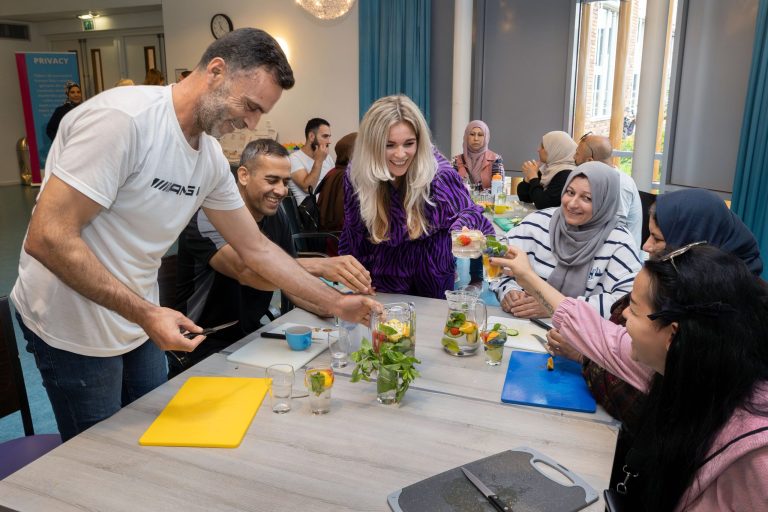 Mesen zitten aan tafel en maken met fruit gezond water