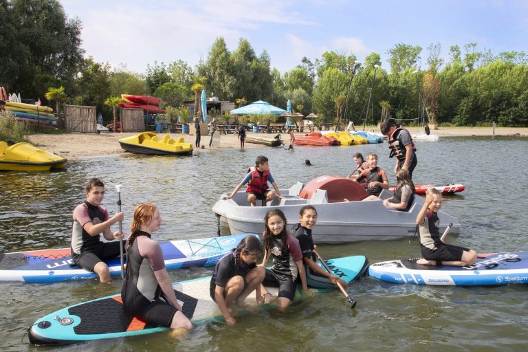 Kinderen op het water op een sup.